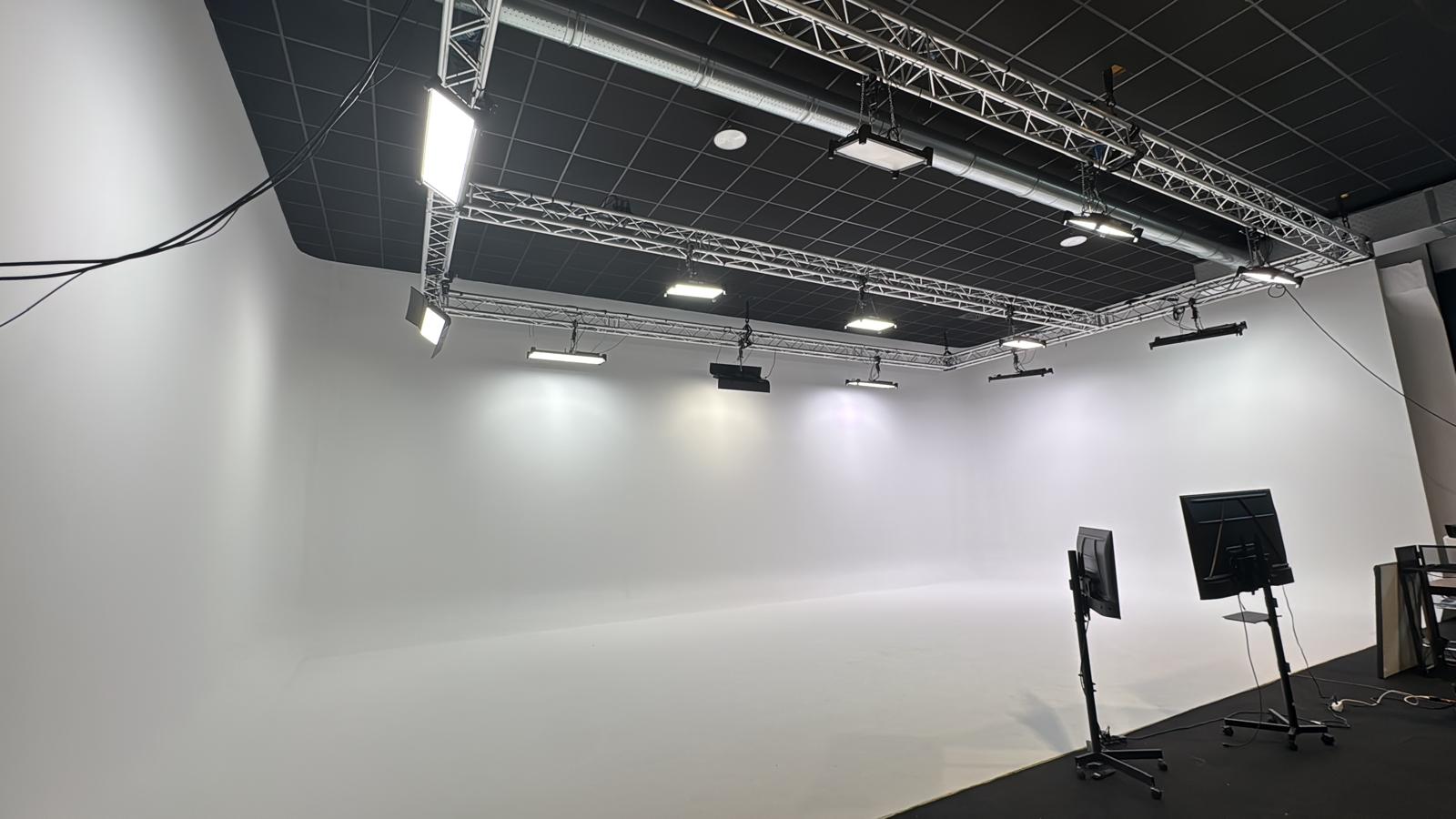 Studio 3 con ciclorama bianco e griglia luci